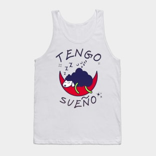 In Spanish: I'm very sleepy! It doesn't give me life! Funny phrase in Spanish with sheep sleeping. Tank Top